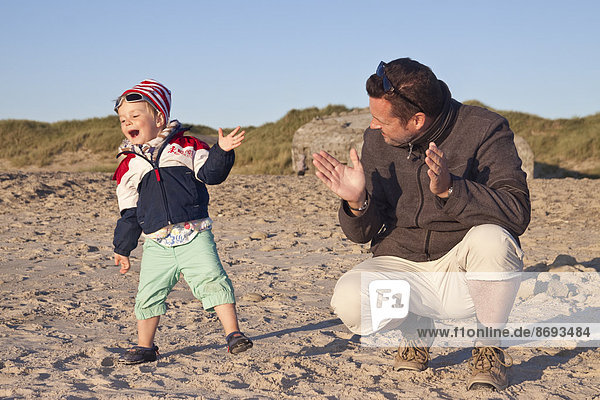 Dänemark  Blavand  kleines Mädchen und ihr Vater am Strand