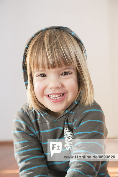 Porträt eines lächelnden kleinen Mädchens mit Kapuzenpullover