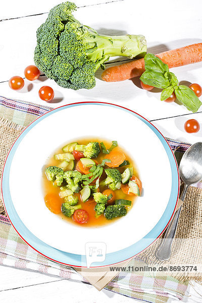 Gemüsesuppe mit Brokkoli  Tomate  Frühlingszwiebel  Zucchini  Tomatenmark und Karotte  Nahaufnahme