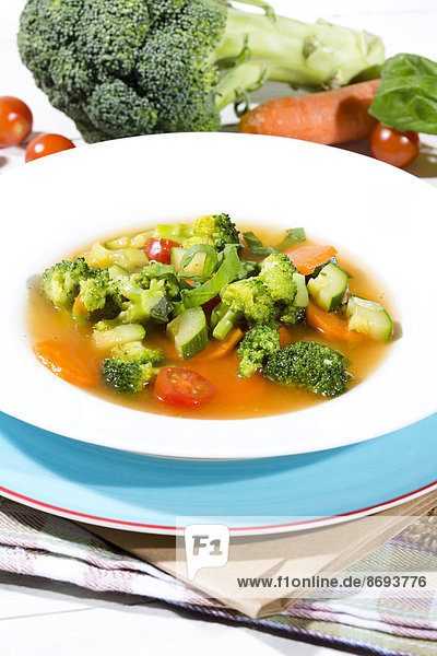 Gemüsesuppe mit Brokkoli  Tomate  Frühlingszwiebel  Zucchini  Tomatenmark und Karotte  Nahaufnahme