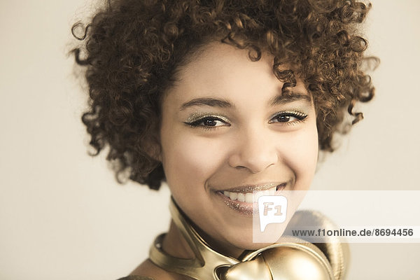 Portrait einer Afroamerikanerin mit Kopfhörer