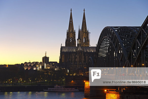 Deutschland,  Nordrhein-Westfalen,  Köln,  Blick auf Kölner Dom und Museum Ludwig bei Abenddämmerung
