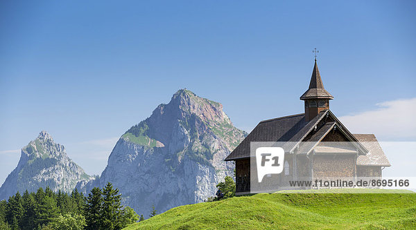 Berg Kirche frontal Schweiz