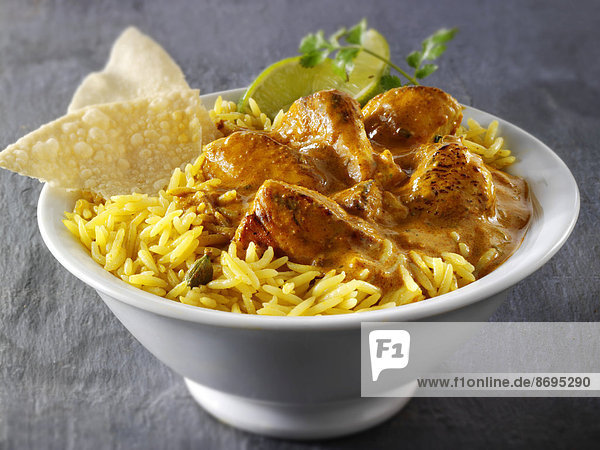 Hühnchen Bhuna  indisches Curry mit Pilaw Reis und Papadams