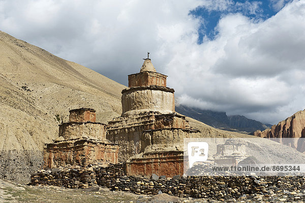 Tibetischer Buddhismus  verwitterter Stupa in Erosionslandschaft  Chörten  bei Ghami  Oberes Mustang oder Lo  Nepal