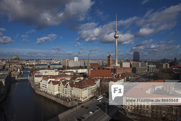 Ausblick auf die Mitte von Berlin und Alexanderplatz  Berlin  Deutschland