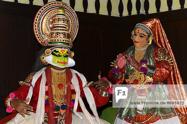 Vollständig geschminkte und kostümierte Kathakali-Tänzer beim Auftritt  Kochi  Kerala  Südindien  Indien