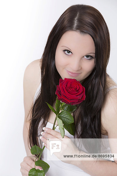 Junge Frau mit roter Rose