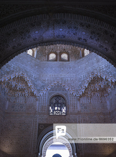 Torbogen mit Ornamenten  Sala de las dos Hermanas  Alhambra  UNESCO Weltkulturerbe  Granada  Andalusien  Spanien