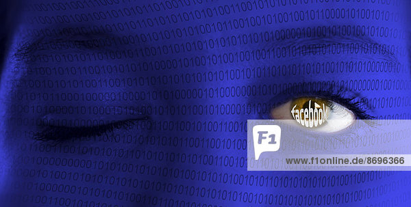 'Auge einer Frau mit Schriftzug ''Facebook''  Binärcode'