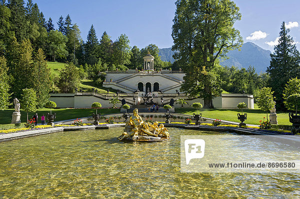 Wasserbassin mit Florabrunnen  Venustempel über den Terrassengärten  Königslinde  Schlosspark  Schloss Linderhof  Oberbayern  Bayern  Deutschland