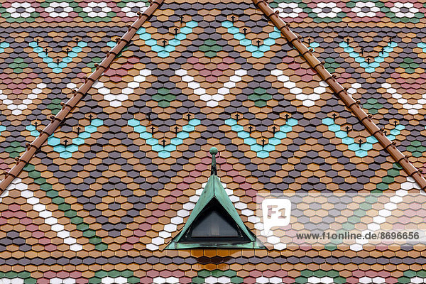 Bunte glasierte Ziegel auf dem Dach der Matthiaskirche Budapest Ungarn