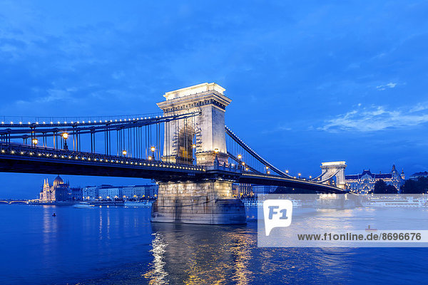 Kettenbrücke in der blauen Stunde  Budapest  Ungarn