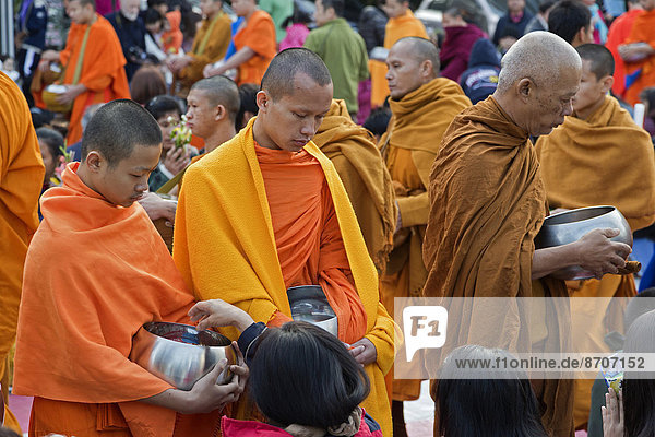 Das Fest der 10.000 Mönche  Chang Klan Road  Chiang Mai  Thailand