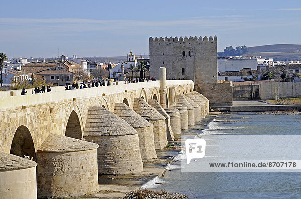 Puente Romano  römische Brücke  Fluss Guadalquivir  hinten der Torre La Calahorra  Museum der drei Kulturen  Cordoba  Provinz Cordoba  Andalusien  Spanien