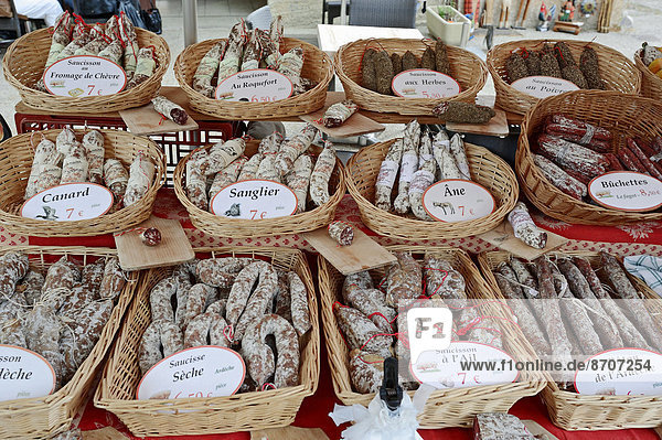 Marktstand mit verschiedenen Sorten Wurst  Bédoin  Vaucluse  Provence-Alpes-Cote d'Azur  Südfrankreich  Frankreich