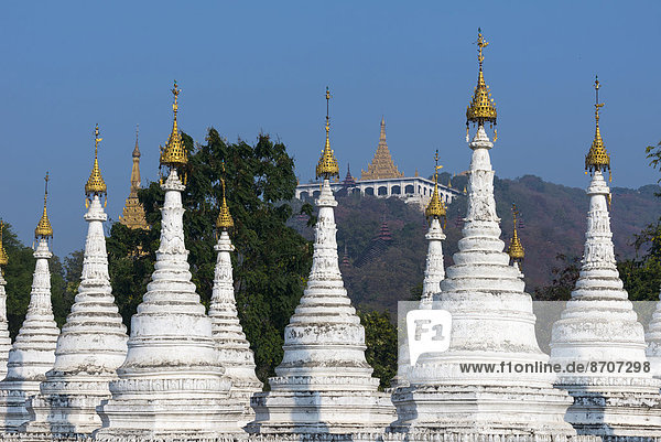 Atthakatha Chedis oder Stupas  Sandamuni Paya oder Pagode  Ausblick of Mandalay Hill  Tempelanlage in Mandalay  Mandalay-Division  Myanmar
