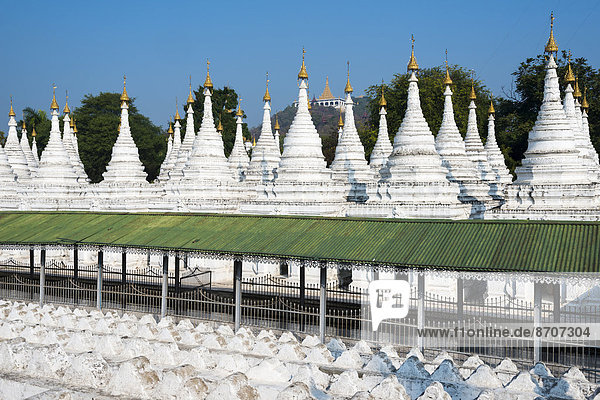 Atthakatha Chedis oder Stupas  Sandamuni Paya oder Pagode  Ausblick auf Mandalay Hill  Tempelanlage in Mandalay  Mandalay-Division  Myanmar