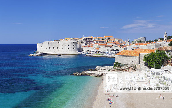 Strand und Altstadt  Dubrovnik  Dalmatien  Kroatien
