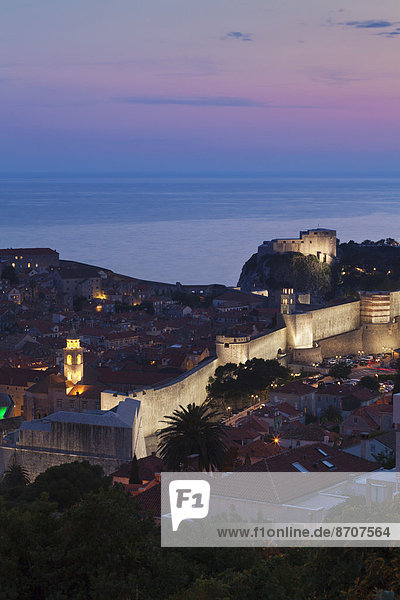 Stadtmauer  Geschichte  Festung  Dominikanische Republik  Kroatien  Dalmatien  Dubrovnik  Abenddämmerung  Kloster