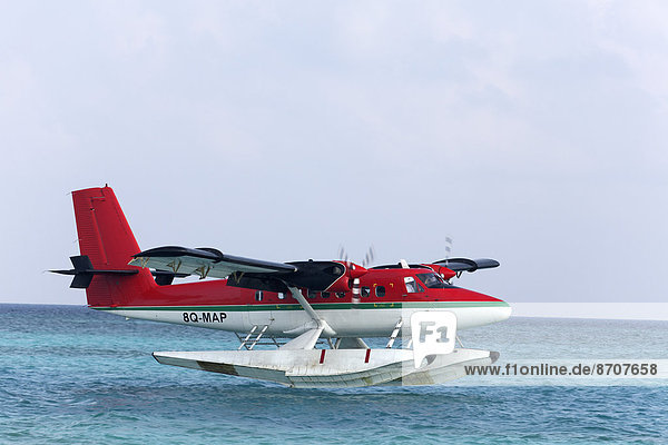 Wasserflugzeug  De Havilland Canada DHC-6-300 Twin Otter  Trans Maldivian Airways  im Landeanflug  Malediven