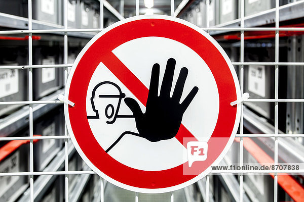 Nicht betreten-Warnschild an einem Sicherheitszaun Deutschland