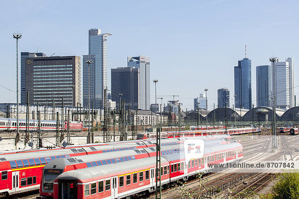 Gleisanlagen  Abstellgleise  der Deutschen Bahn AG vor dem Frankfurter Hauptbahnhof  hinten die Frankfurter Skyline  Frankfurt am Main  Hessen  Deutschland