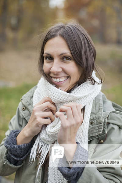 Porträt einer glücklichen Frau mit Schal im Freien