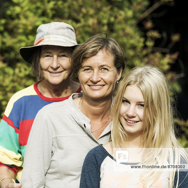 Porträt der glücklichen Drei-Generationen-Weibchen auf dem Hof