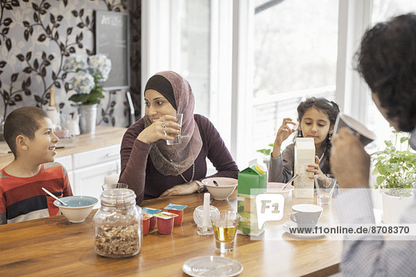 Muslimische Familie beim gemeinsamen Frühstück zu Hause