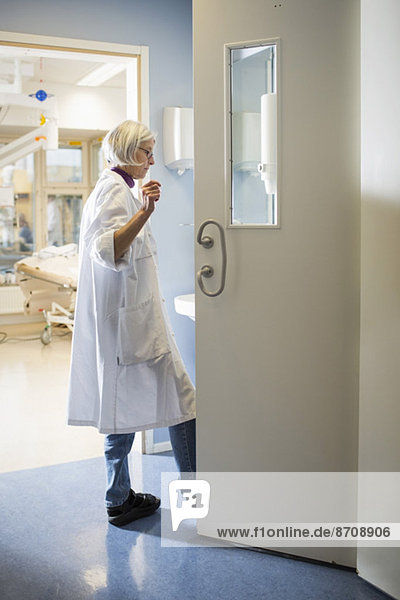 Durchgehende Seitenansicht der Oberärztin beim Betreten des Krankenhausbades