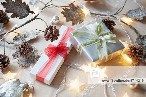 Weihnachtstisch mit dekorativen Lichtern und Geschenken