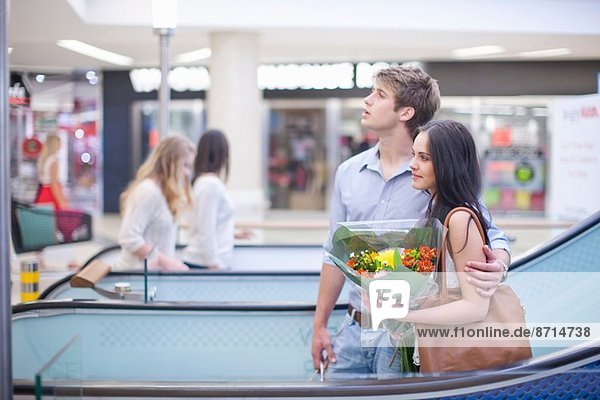 Junges Paar beim Einkaufen im Einkaufszentrum