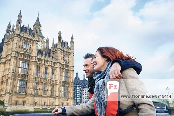 Sightseeing für reife Paare auf der Themse  London  UK