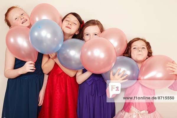 Porträt von vier Mädchen mit Luftballons