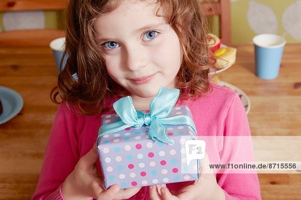 Porträt eines Mädchens mit Geburtstagsgeschenk