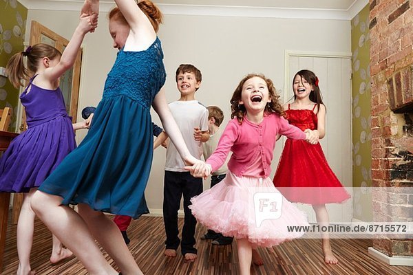 Kinder tanzen auf der Geburtstagsfeier