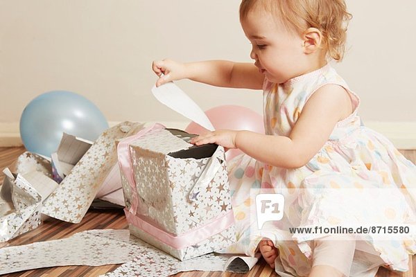 Kleinkind Mädchen Eröffnung Geburtstagsgeschenk