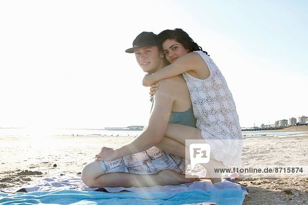 Porträt eines jungen Paares am Strand