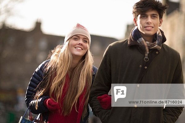 Ein junges Paar auf dem Grassmarket in Edinburgh  Schottland