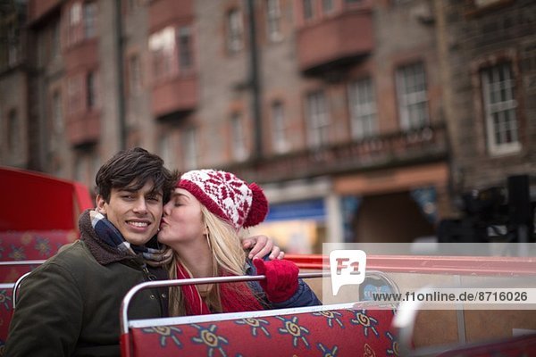 Ein junges Paar auf einer offenen Bustour durch Edinburgh Schottland