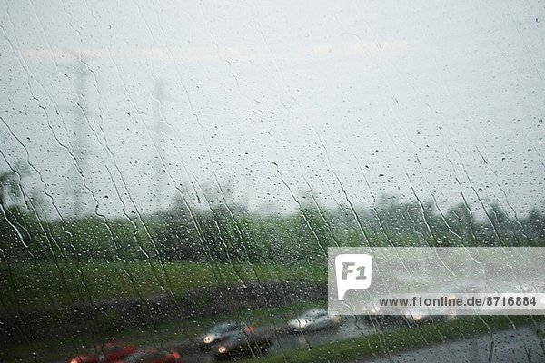 Blick durch das Fenster der Autobahn und Verkehr an einem regnerischen Tag