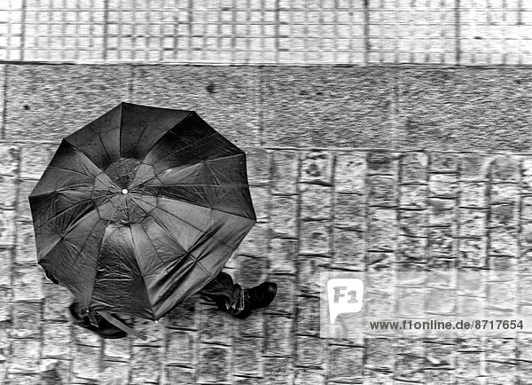 Kopfsteinpflaster  Mann  gehen  Regenschirm  Schirm  Straße  1  Asphalt  Andalusien  Spanien