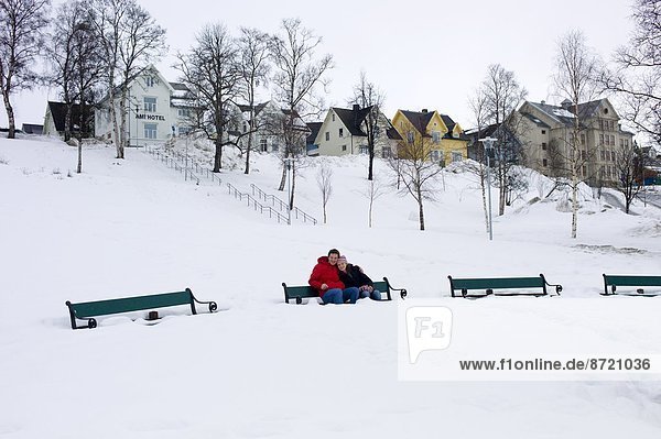 sitzend  Sitzbank  Bank  Norwegen  jung  tief  Schnee  Tromso