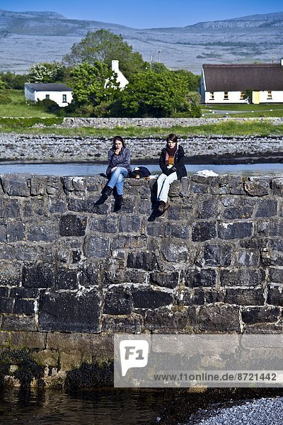 nehmen  Wand  Verteidigung  Tourist  Meer  Kai  Clare County  Pause  Mittagessen