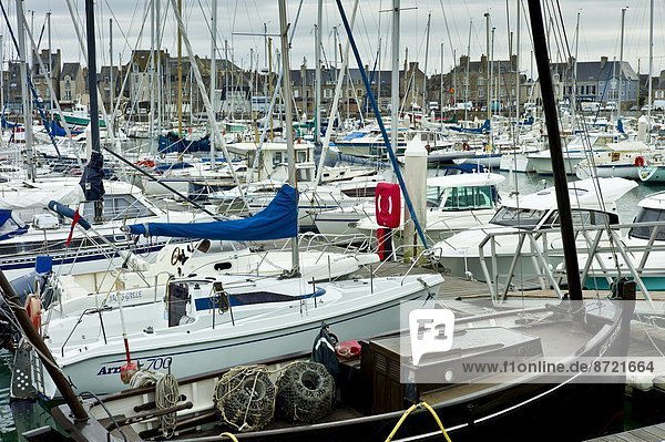 Hafen Motorjacht Frankreich Boot vertäut Jachthafen Normandie Stärke