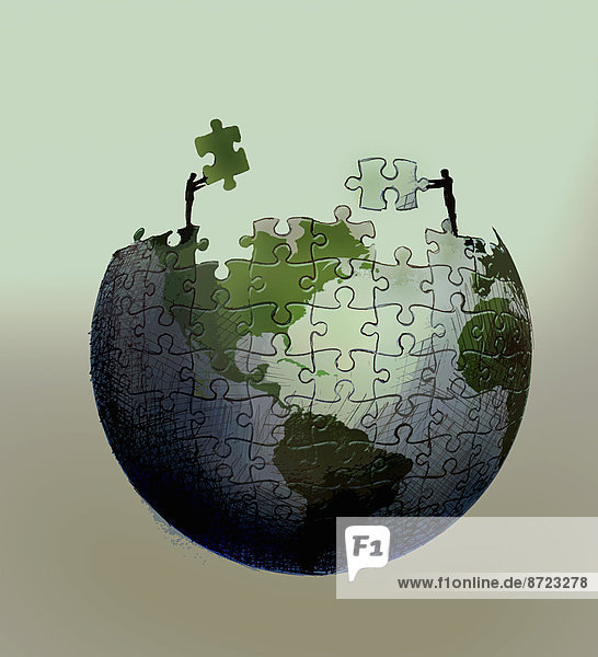 Geschäftsleute arbeiten gemeinsam an einem Puzzle das einen Globus darstellt
