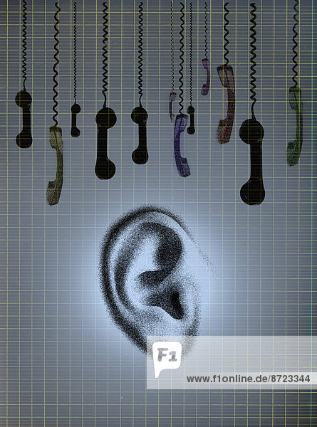 Baumelnde Telefonhörer über einem Ohr