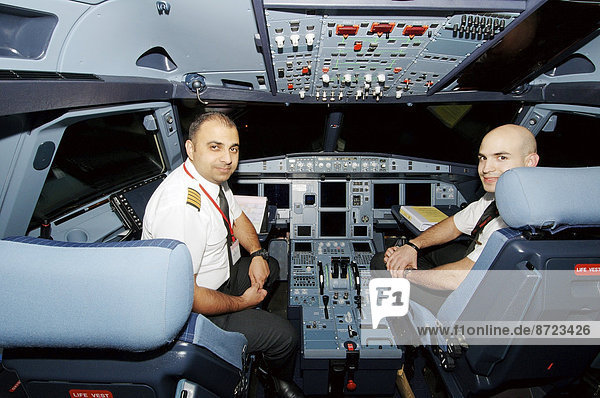 Piloten im Cockpit eines Airbus A-320  Sharjah International Airport  Schardscha-Stadt  Emirat Schardscha  Vereinigte Arabische Emirate