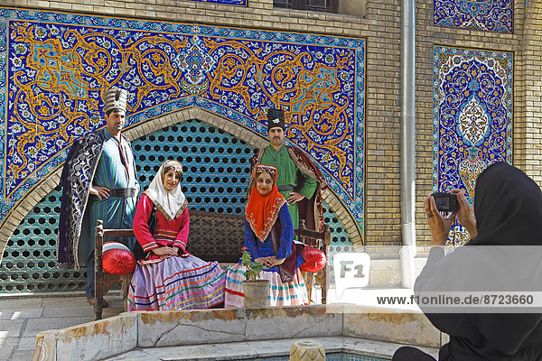 Hochzeitspaare lassen sich in traditioneller Tracht fotografieren  Golestan-Palast  Unesco-Weltkulturerbe  Teheran  Provinz Teheran  Persien  Iran